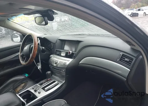 2019 Infiniti Q70L 3.7X Luxe z USA, uszkodzony, nr VIN JN1BY1PR9KM725123